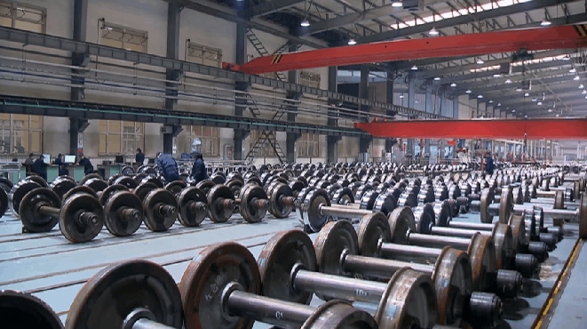 聚焦新質(zhì)生產(chǎn)力丨輪軸“醫(yī)生”護(hù)航鐵路貨運(yùn)